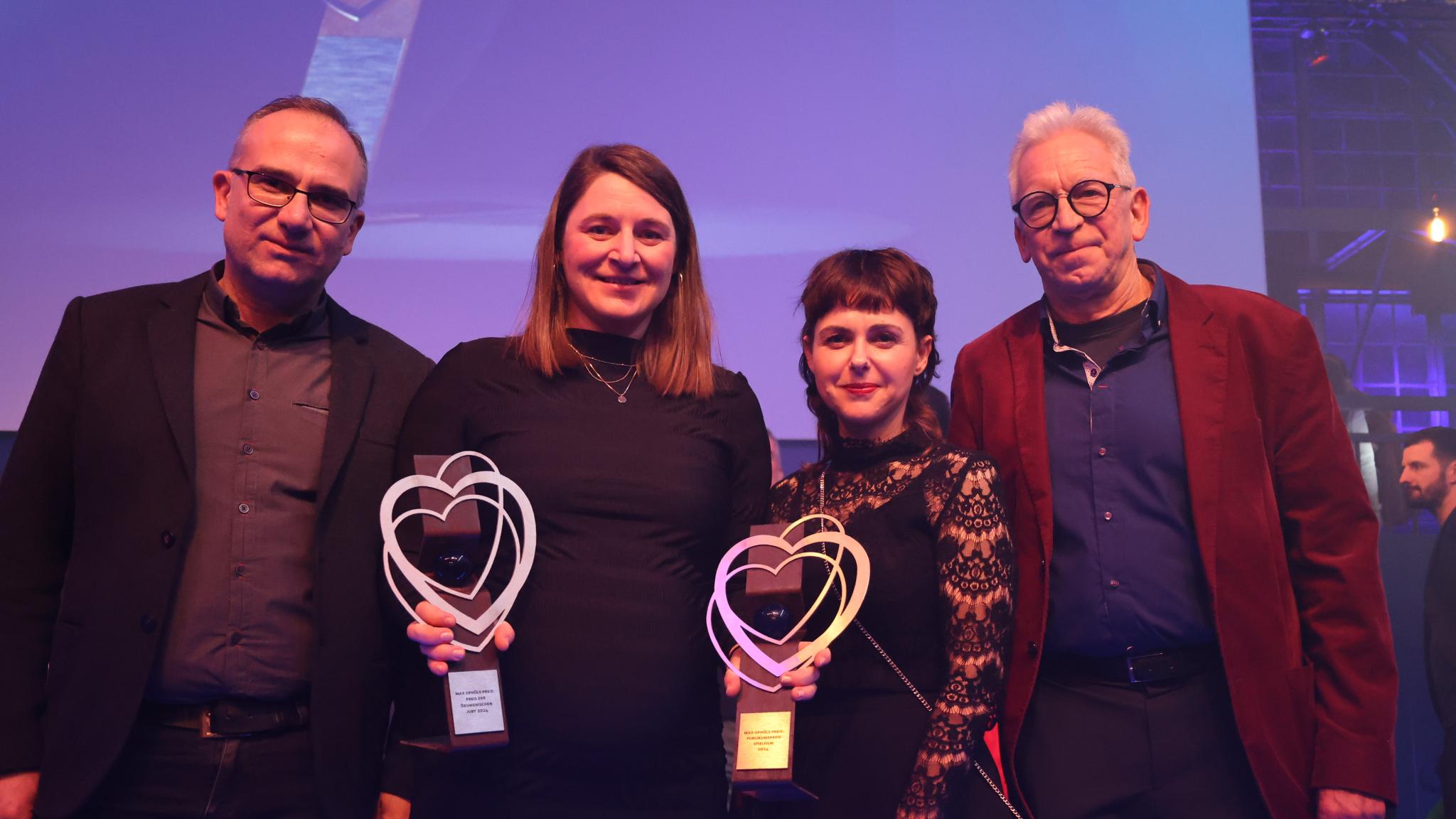 Die Ökumenische Jury beim Max-Ophüls-Filmfestival 2024 mit Filmemacherin Sarah Neumann (2.v.l.): Giorgi Abashishvili, Sabrina Maas, Philipp Huch-Hallwachs (v.l.).
