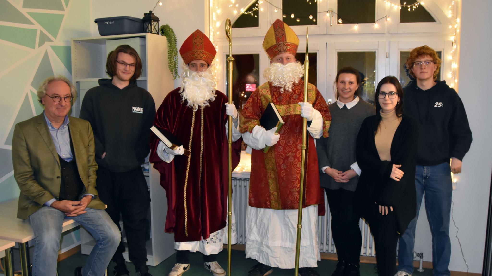 Markus Meiser, Luca Eckle, Lucas Dincher, Jakob Sturm, Ksenija Stafeev, Desiree Fery und Elijah Duchène bei der Nikolaus-Schulung im Grünen Haus in Völklingen.