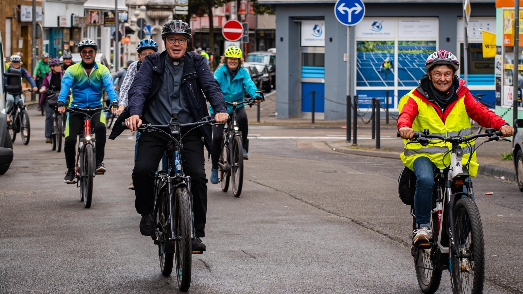Auf einem E-Bike radelte Bischof Stephan Ackermann von Merzig nach Saarbrücken.