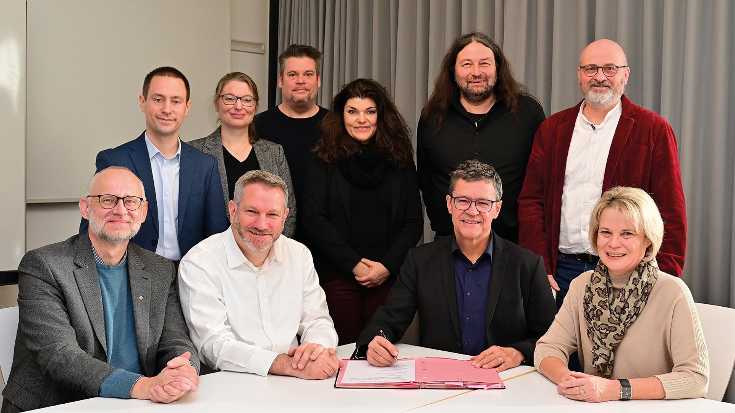 Freudig trafen sich die Unterzeichnenden, Caritasdirektor Michael Schley (2.v.l.) und Diakoniepfarrer Matthias Ewelt, Regionalverbandsdirektor Peter Gillo (2.v.r.), Oberbürgermeisterin von Völklingen, Christiane Blatt, gemeinsam mit weiteren Vertreterinnen und Vertretern des Regionalverbands-Jugendamtes, der Caritas, der Diakonie und der Mit-telstadt Völklingen um die GWA erfolgreich für Saarbrücken und Umgebung für weitere 5 Jahre zu sichern und fortzuführen.