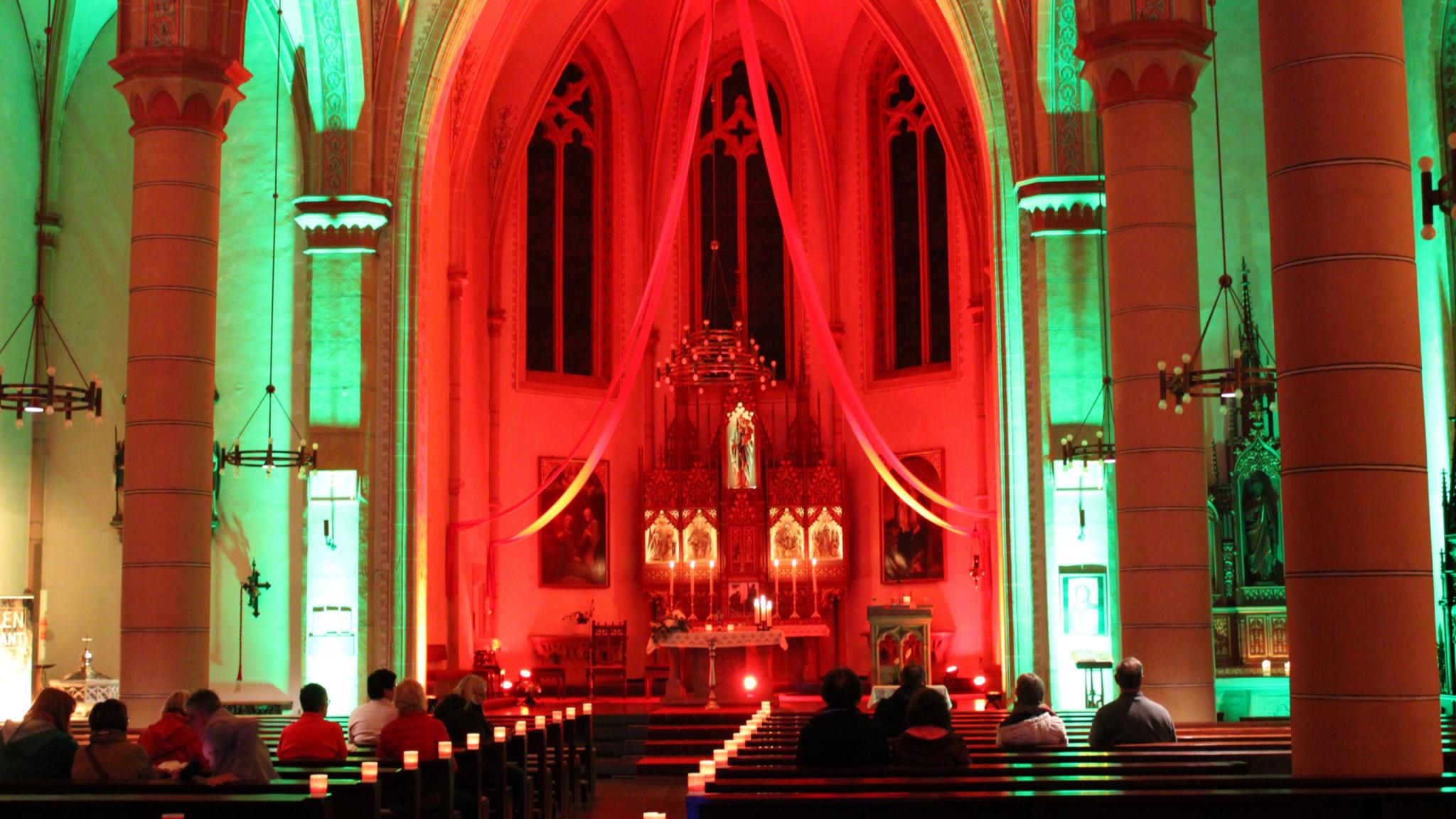 Die Kirche Maria Himmelfahrt in Marpingen war in buntes Licht getaucht.